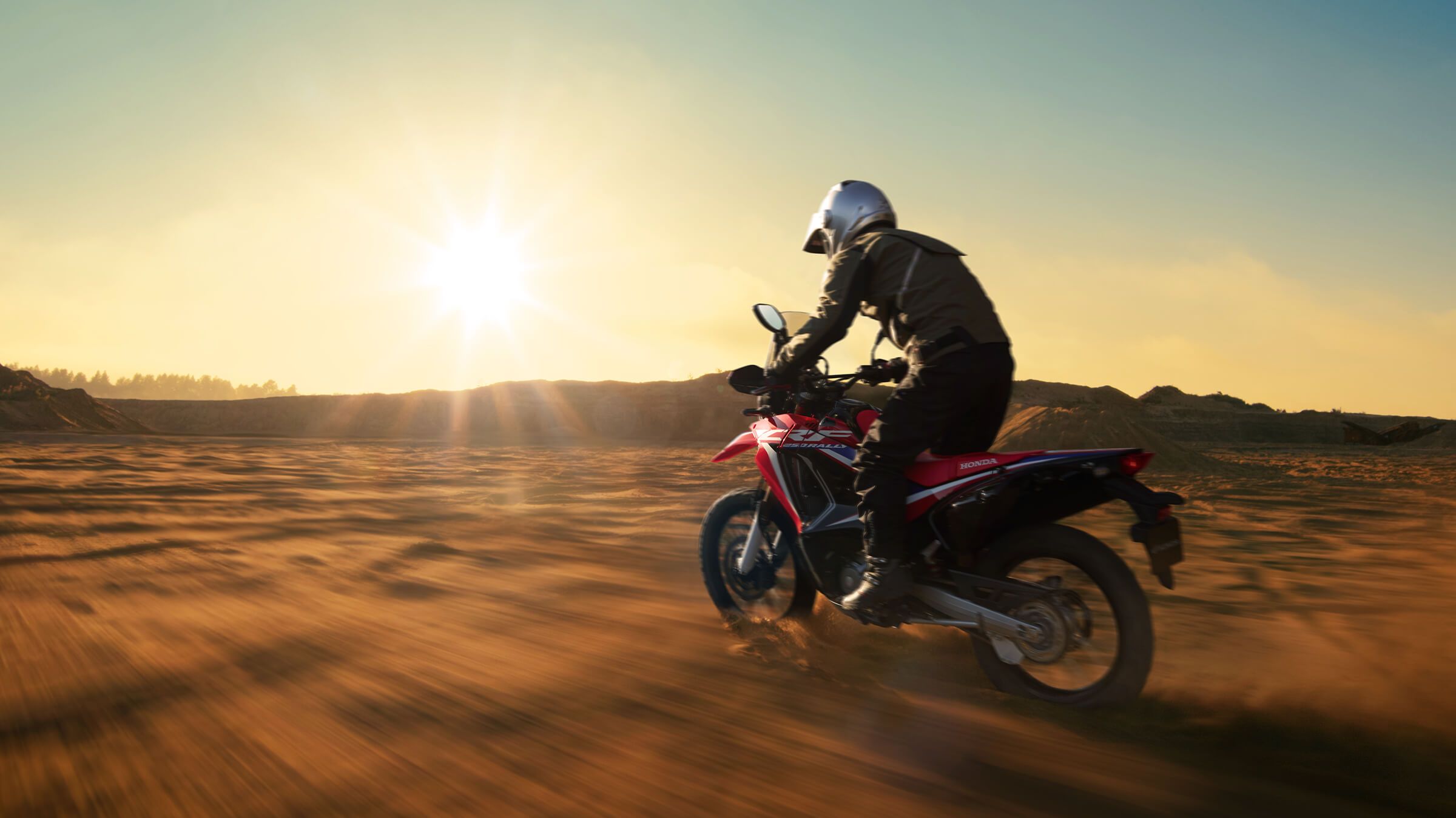 عکس دختر با موتور سنگین برای پروفایل