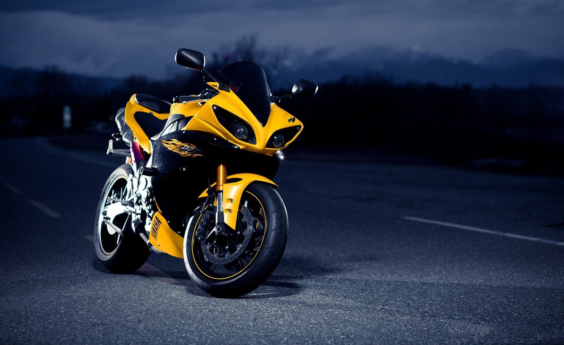 عکس دختر با موتور سنگین برای پروفایل