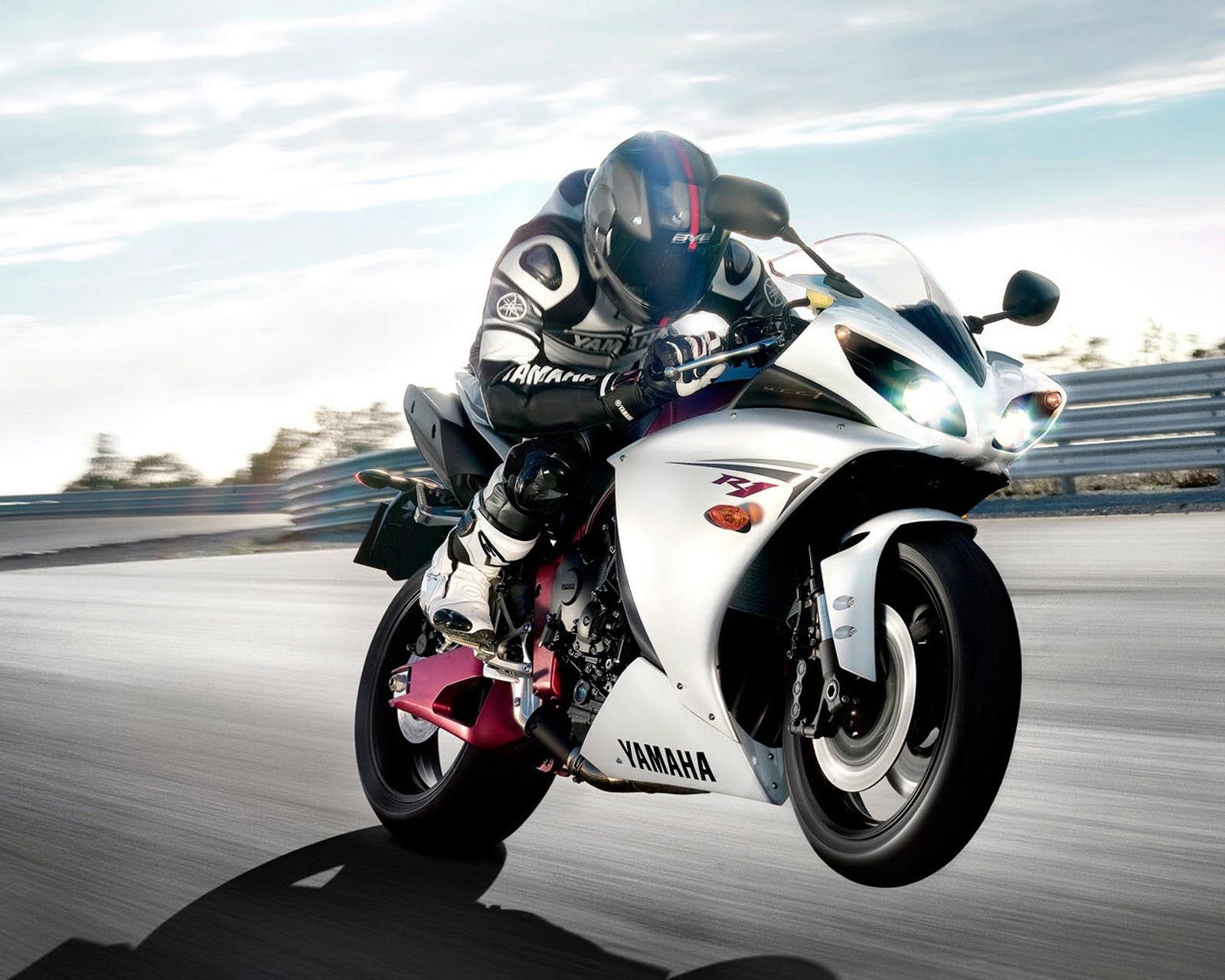 عکس دختر با موتور سنگین برای پروفایل