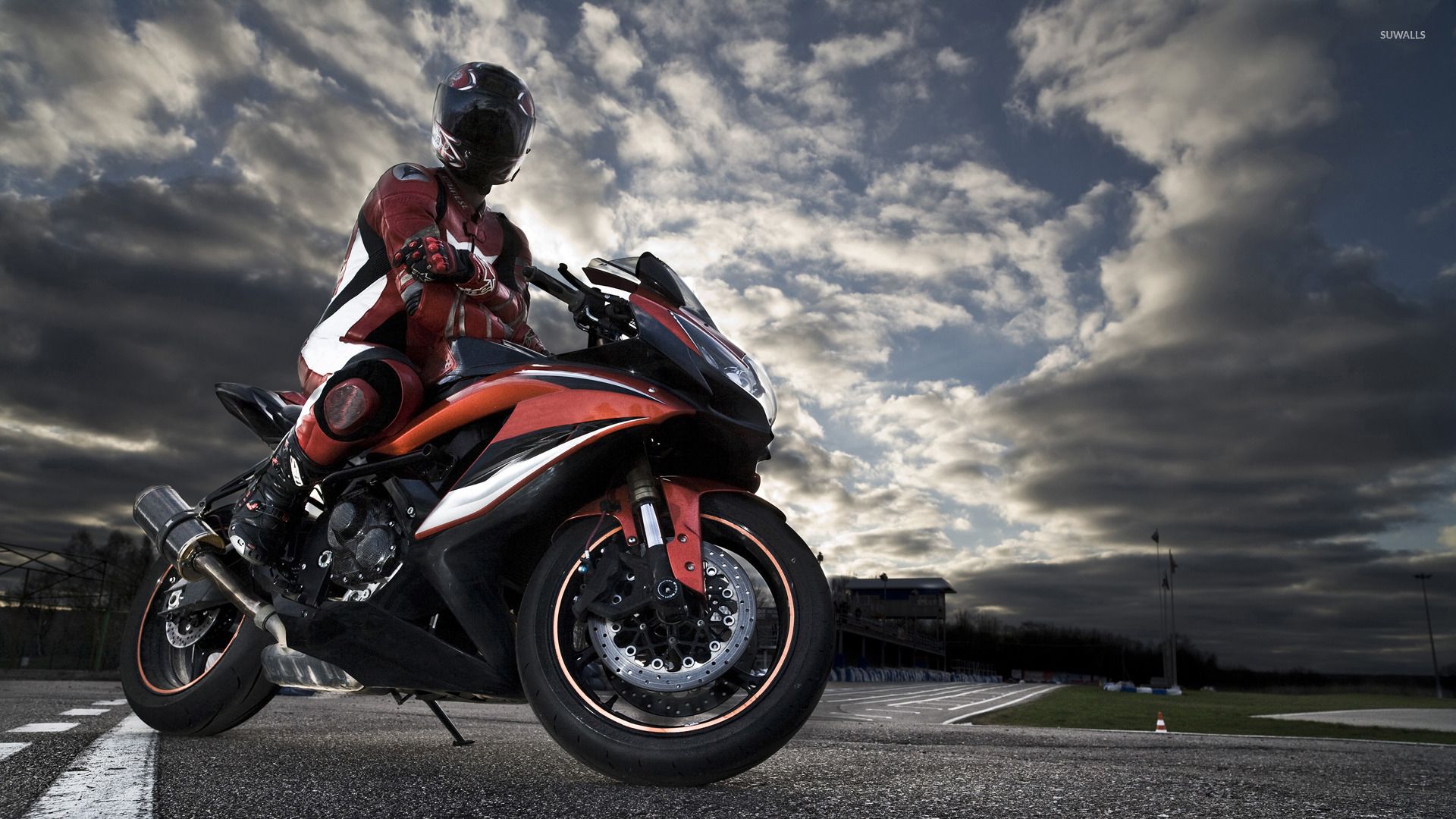 عکس دختر با موتور سنگین برای پروفایل